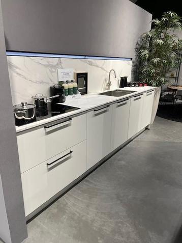 Parallel showroomkeuken met Bora kookplaat beschikbaar voor biedingen