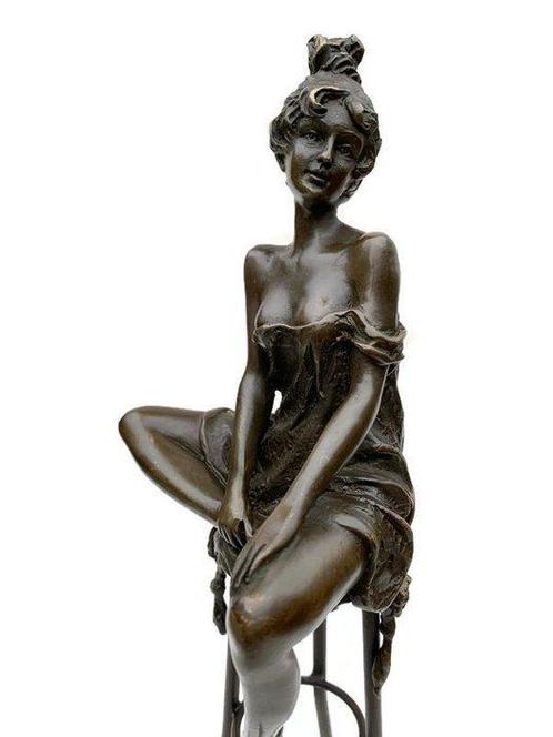 Beeld, Vrouw op kruk - 28.5 cm - Brons, Antiek en Kunst, Kunst | Designobjecten