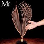 Prachtige rode Gorgonia op een houten en messing basis