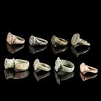 Middeleeuws Groep van Acht Draagbare Bronzen Ringen (Zonder