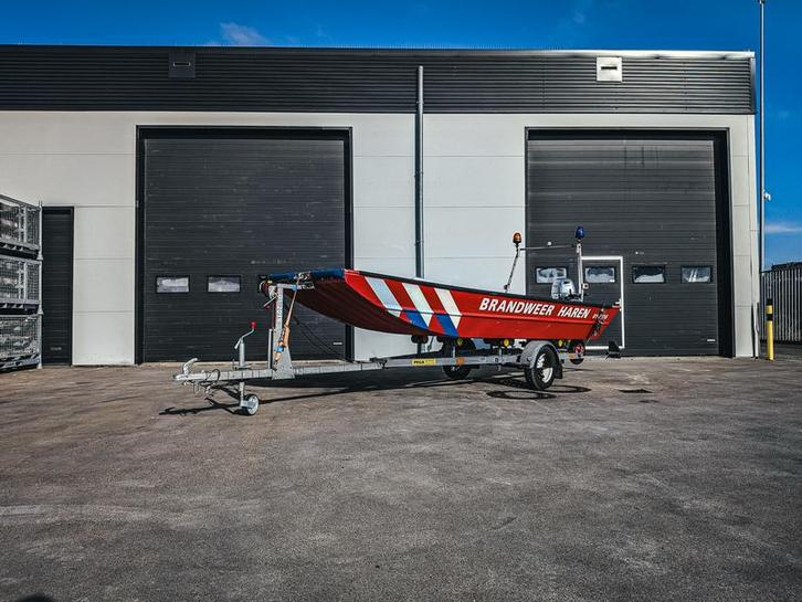 Brandweerboot met buitenboordmotor, HONDA, BF20D, op boot, Watersport en Boten, Motorboten en Motorjachten