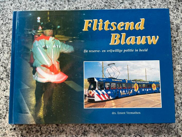 Flitsend blauw – politie in beeld, Boeken, Oorlog en Militair, Overige onderwerpen, Niet van toepassing, Gelezen, Verzenden