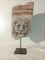 Figuur - Fragment pilaar reliëf Romeinse leeuw, Antiek en Kunst