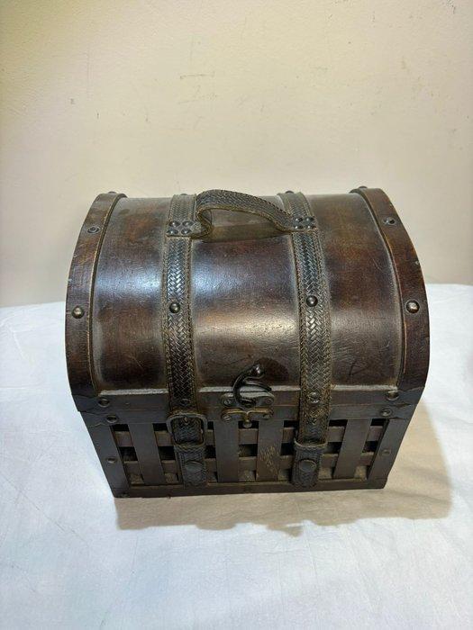 Kist - Antieke Kist met metalen details en vlechtwerk - Hout, Antiek en Kunst, Curiosa en Brocante