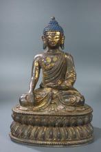 This is a statue of Sakyamuni Buddha - Metaal - China, Antiek en Kunst