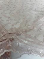 Kostbare stof voor gordijn, Frans geborduurd en afgezoomd