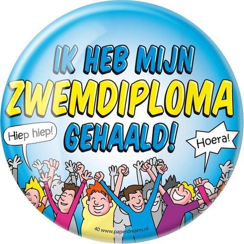 Paper Dreams - XL Button - Zwemdiploma - Doorsnee 10 cm, Verzamelen, Speldjes, Pins en Buttons, Ophalen of Verzenden