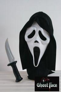 Scream masker met mes beschikbaar voor biedingen