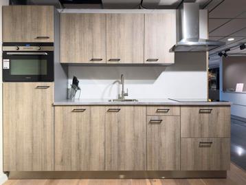 Showr. keuken, kunststof houtlook, inclusief apparatuur