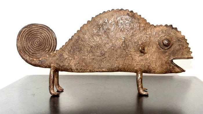 Caméléon en bronze, art traditionnel africain - sculptuur -, Antiek en Kunst, Kunst | Niet-Westerse kunst