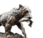 Beeld, Bronze: Grizzly Bear with Salmon - 12.8 cm - Brons,, Antiek en Kunst, Curiosa en Brocante