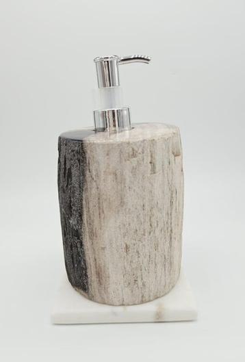 Versteend Hout Zeepdispenser (zie filmpje) beschikbaar voor biedingen