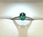 Ring met amulet - 18 karaat Witgoud - 1.45ct. tw. Smaragd -