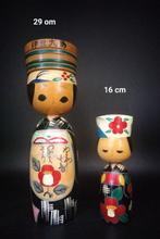 Izu Oshima - Beeldje, Twee Creatieve schattige Kokeshi Doll, Antiek en Kunst