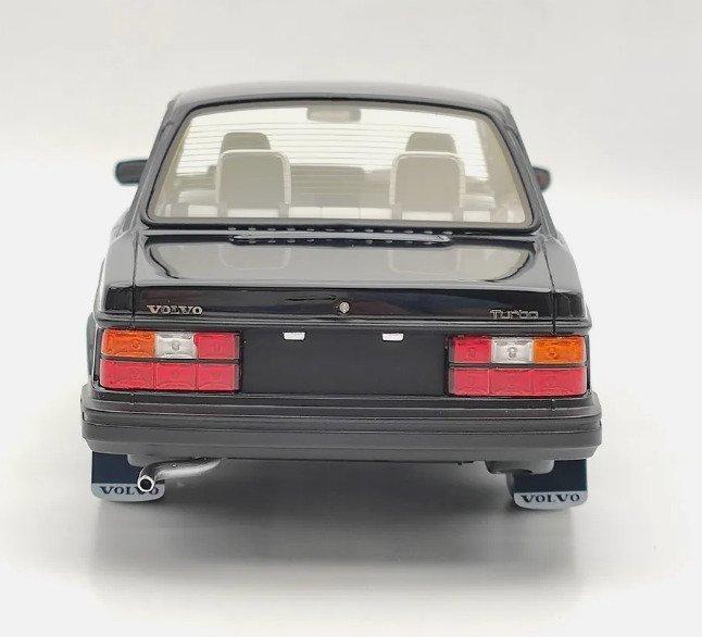DNA Collectibles 1:18 - Modelauto - Volvo 244 Turbo – 1981 –, Hobby en Vrije tijd, Modelauto's | 1:5 tot 1:12