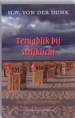 Terugblik Bij Strijklicht 9789035133914 H.W. von der Dunk, Boeken, Verzenden, Zo goed als nieuw, H.W. von der Dunk