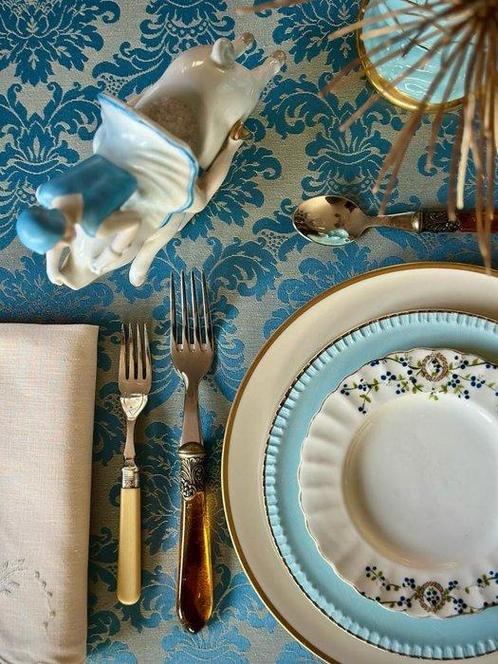 Tafelkleed voor grote tafels, blauw damast. - Tafelkleed -, Antiek en Kunst, Antiek | Meubels | Tafels