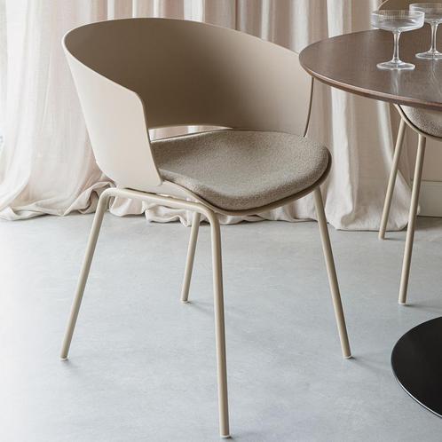 *WOONWINKEL* Plastic Kuipstoel Met Zitkussen Beige, Huis en Inrichting, Stoelen, Nieuw, Kunststof, Verzenden