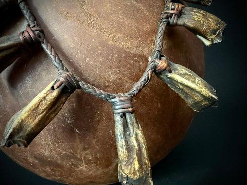 Traditionele overwinningsketting - Leder, Tand; Rotan -, Antiek en Kunst, Kunst | Niet-Westerse kunst