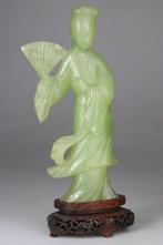 Kwanyin beeldhouwwerkje - Voetstuk en hout - Serpentine, Antiek en Kunst