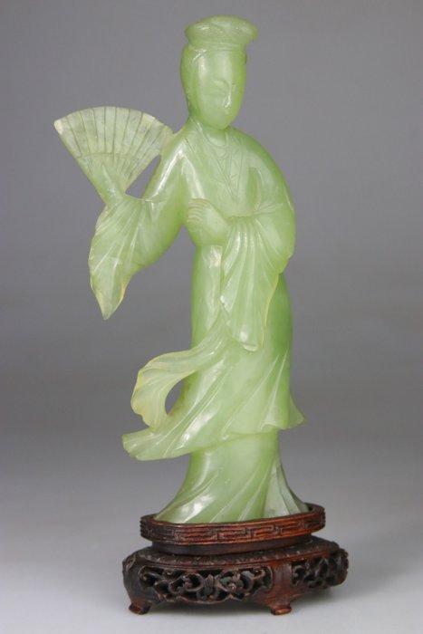 Kwanyin beeldhouwwerkje - Voetstuk en hout - Serpentine, Antiek en Kunst, Antiek | Overige Antiek