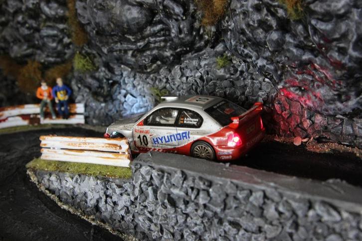 Diorama with SCX Hyundai Accent WRC 2003 1:32 #10 Schwarz (G, Hobby en Vrije tijd, Modelbouw | Figuren en Diorama's, Groter dan 1:35