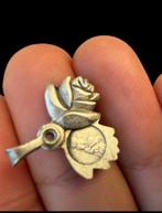 Gotische reliquiarhangertje dat een roos afbeeldt, gemaakt, Antiek en Kunst