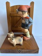 Goebel - Beeldje - Jongen met biggetjes boekensteun -