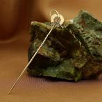 Gouden reversspeld, dasspeld van hoefijzer met zweep, Ophalen of Verzenden, Gebruikt, Overige kleuren, Goud