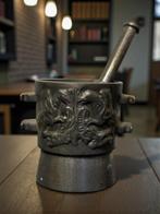 sculptuur, Mortier ancien en fonte avec pilon – Décor