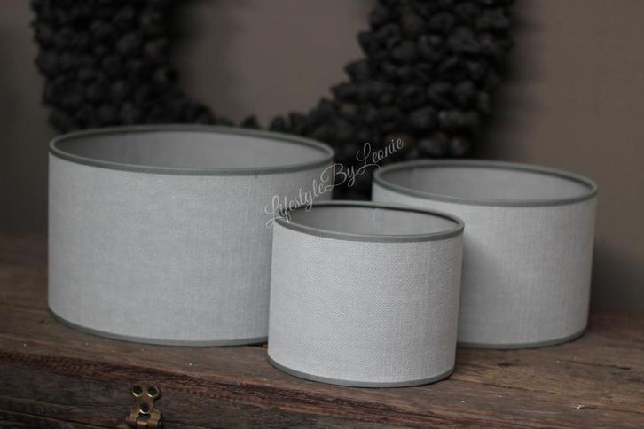 Cilinder lampenkap Kiss light grey 15 cm, Huis en Inrichting, Lampen | Lampenkappen, Nieuw, Ophalen of Verzenden
