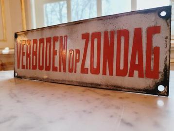 Oud Bord; Verboden op Zondag, 1940-1950 - Reclamebord - beschikbaar voor biedingen