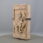 Terracotta MUURSTEEN MET EEN KIND MET EEN PARAPLU - 36 cm