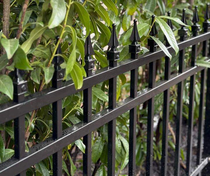 Ijzer sierhekwerk voor €120 per meter inclusief montage!, Tuin en Terras, Tuinhekken en Hekwerk, Met poort, Nieuw, IJzer, Sierhekwerk