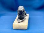 sculptuur, Reclining Bronze Lion on Onyx Base - 11 cm -