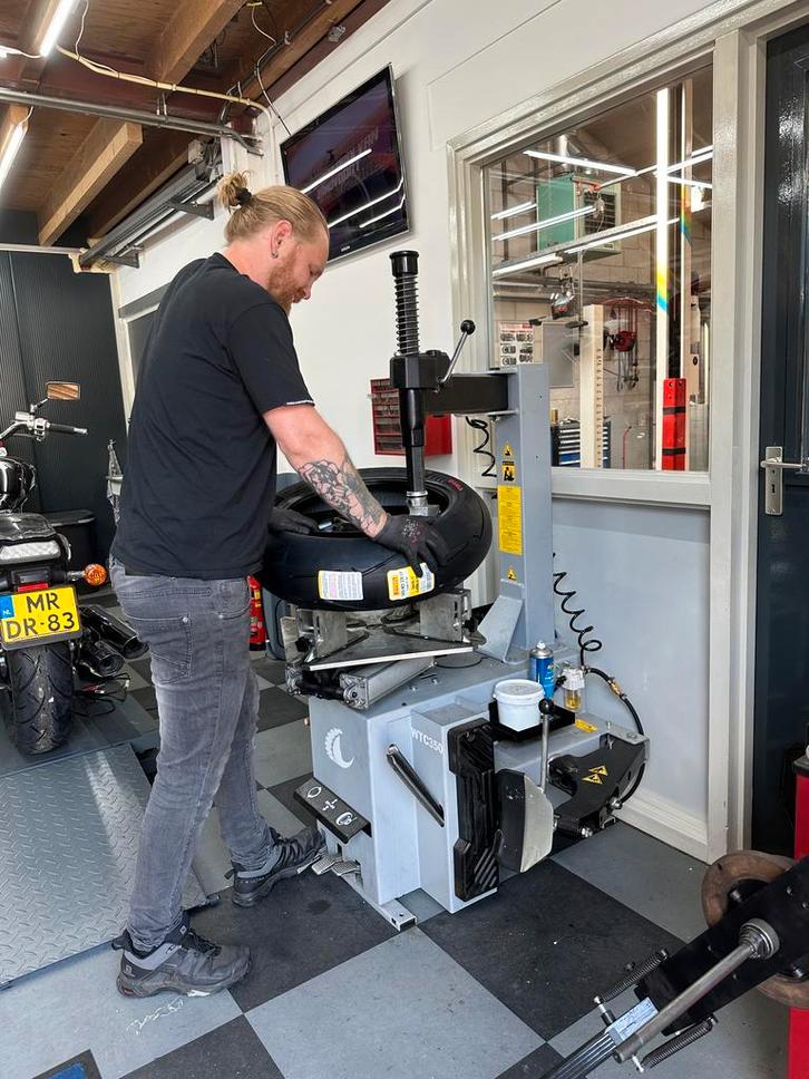 Pitbox8 Motorbanden Aarle-Rixtel. Altijd Banden Acties!!!, Diensten en Vakmensen, Auto en Motor | Monteurs en Garages, Bandenservice
