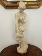 sculptuur, Jeune fille aux pigeons voyageurs - 45 cm -