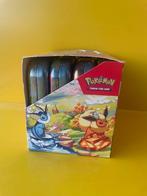 Pokémon - 1 Box - Prismatic Evolution Tin display- 8 Tins-, Hobby en Vrije tijd, Verzamelkaartspellen | Pokémon, Nieuw