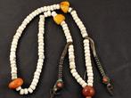 Tibetaanse mala gemaakt van oude schelpenkralen, samen met, Antiek en Kunst