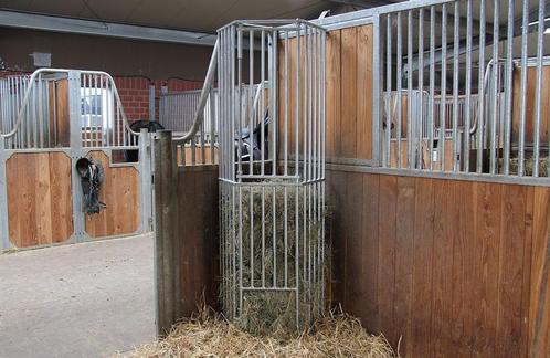 Grote slowfeeder hooiruif Ulina met eetluik, Dieren en Toebehoren, Paarden en Pony's | Overige Paardenspullen, Nieuw, Ophalen of Verzenden