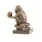 BRONZEN DARWIN AAP ZITTEND OP STAPEL BOEKEN (Interieur), Antiek en Kunst, Verzenden