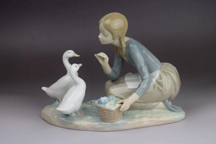 Lladró - Beeldje - Feeding the Ducks - 4849 - Porselein, Antiek en Kunst, Antiek | Glas en Kristal