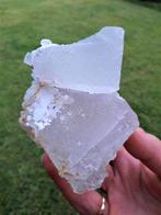 Geometrische fluorietkubussen met witte aragonietvlokken in