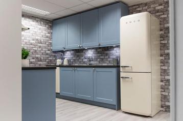 Retro parallel showroom keuken beschikbaar voor biedingen