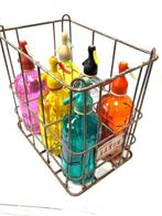 Sifon - Zes sifons vintage en een metalen mand.