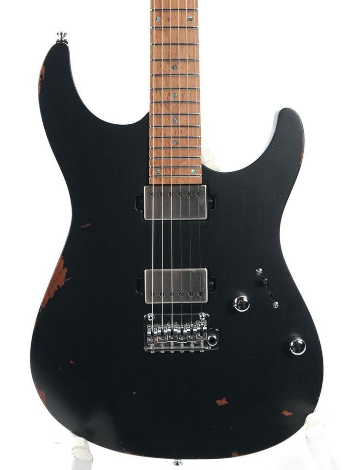 Mayones Aquila Aged V24 S 6 Monolith Black Nitro, Muziek en Instrumenten, Snaarinstrumenten | Gitaren | Elektrisch, Solid body