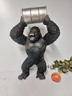 Beeld, 57 cm high strong gorilla with barrel - 57 cm -, Antiek en Kunst