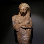 Fenicisch Terracotta Vrouwelijk figuur met een kind. 38 cm, Verzamelen, Mineralen en Fossielen