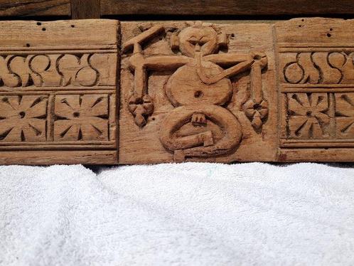 Houten bord afkomstig van een hof of adellijke woning met, Antiek en Kunst, Kunst | Niet-Westerse kunst
