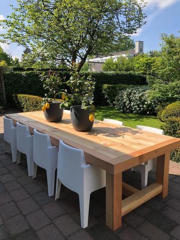 Zeer robuuste tuintafel met lijst 9x9cm en poten 14x14cm beschikbaar voor biedingen